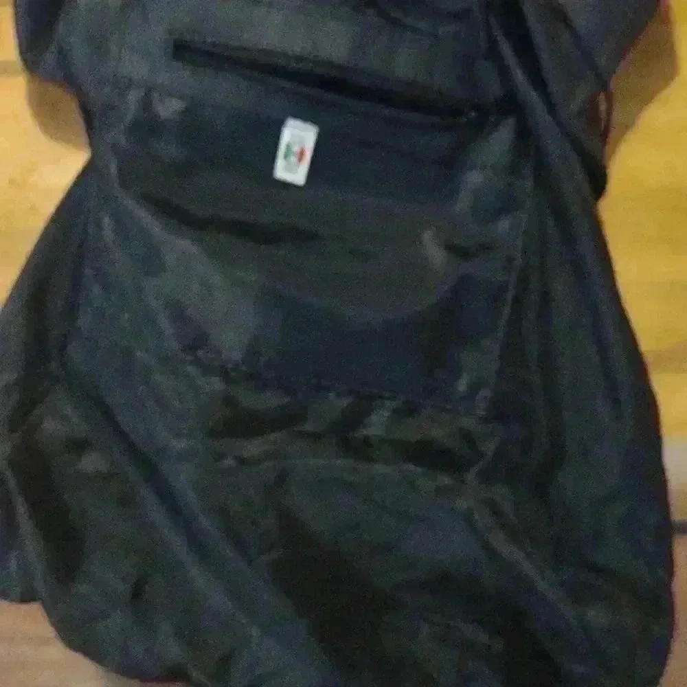 Black leather backpack 2 zippered pockets outside 1 inside 100%‎ leather medium